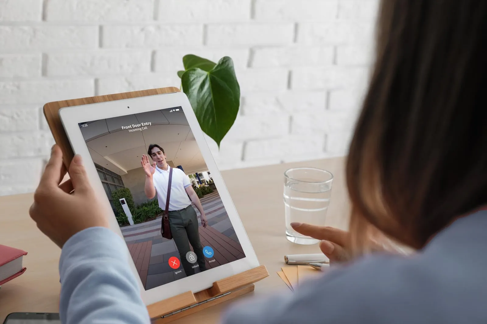Videoopkald fra indgangsdøren besvares på en tablet