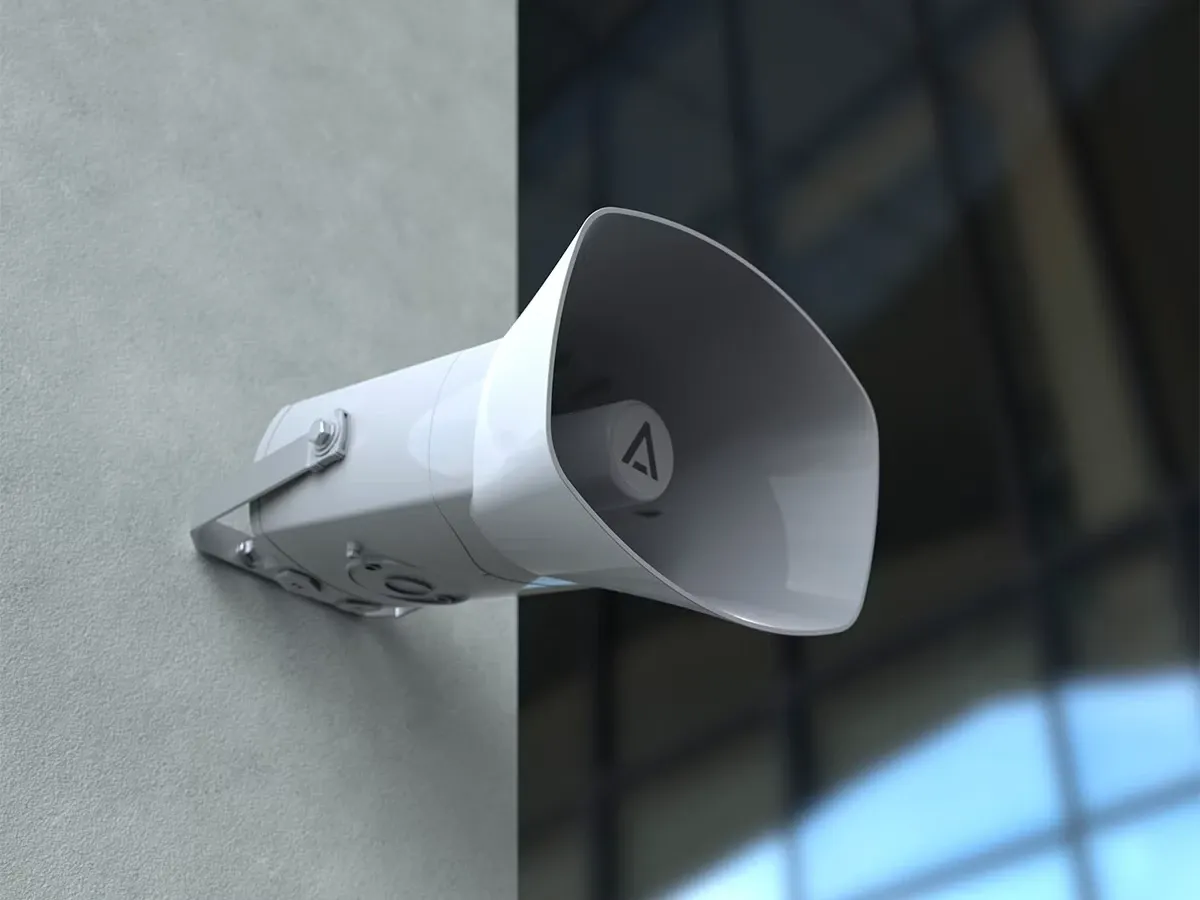 Avigilon Cloud Speaker, en hvid hornhøjttaler monteret på en ydervæg